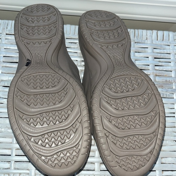 Sketchers Foamies Size 9 ( Sketchers run bit small) - Picture 5 of 6